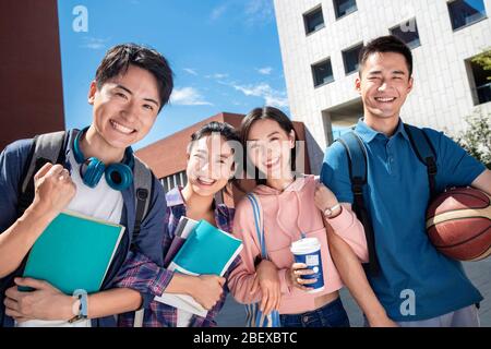 Zwei Paare auf dem Campus der Studenten Stockfoto