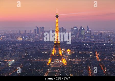 PARIS - 7. Februar : Eiffelturm bei Nacht am 7. Februar 2015 in Paris. Der Eiffelturm ist das Meistbesuchte Denkmal Frankreichs. Stockfoto