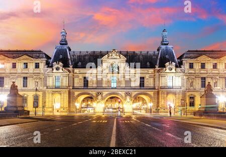 Paris, Frankreich, 9. Februar 2015: Der Louvre ist eines der größten Museen der Welt und ein historisches Monument. Ein zentrales Wahrzeichen von Paris, Frankreich Stockfoto