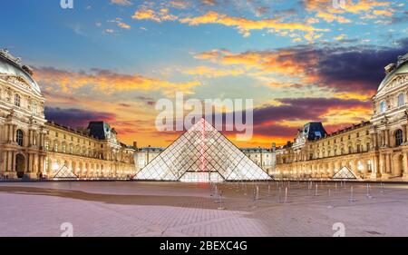 Paris, Frankreich, 9. Februar 2015: Der Louvre ist eines der größten Museen der Welt und ein historisches Monument. Ein zentrales Wahrzeichen von Paris, Frankreich Stockfoto