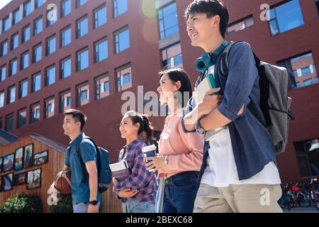Kommen Sie zum Unterricht auf dem Campus der Studenten Stockfoto
