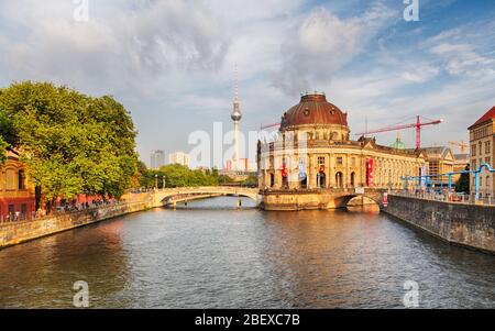 Berlin, Fluss mit Bode-Museum Stockfoto