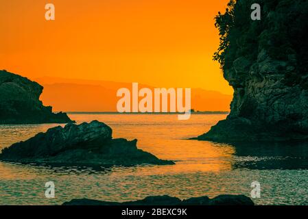 Herrlicher Blick auf den Sonnenaufgang am besten Strand von Taormina - Mazzaro, in der Nähe Isolabella Nature Reserve, Sizilien Stockfoto