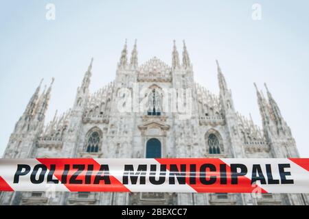 Polizeikassette mit der Aufschrift Stadtpolizei auf dem Hintergrund des Duamo in Mailand. Das Konzept des Verbots von Besuchen an öffentlichen Orten während der Epidemie oder Pandemie des Coronavirus COVID-19 Stockfoto