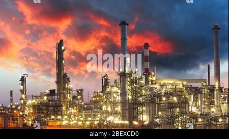 Öl-Raffinerie in der Dämmerung Stockfoto