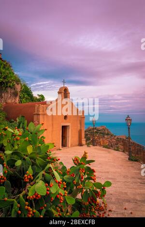 Schöner Kaktusbaum voller stacheliger Birnen, die sanft vor dem antiken Heiligtum auf der sarazenen Straße nach Taormina, Sizilien, auf den Boden fallen Stockfoto