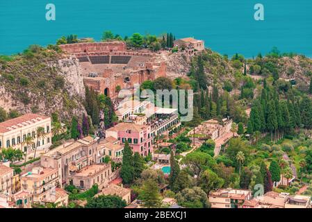 Blick aus dem Blickwinkel des prächtigen Amphitheaters in Taormina, einer historischen Stadt in der Provinz Messina, Sizilien Stockfoto