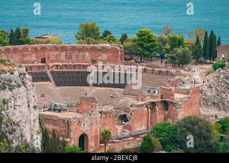 Blick aus dem Blickwinkel des prächtigen Amphitheaters in Taormina, einer historischen Stadt in der Provinz Messina, Sizilien Stockfoto