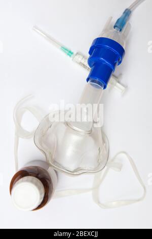 Medizinische Geräte zum Einatmen mit Atemschutzmaske, Vernebler auf dem weißen Tisch Stockfoto