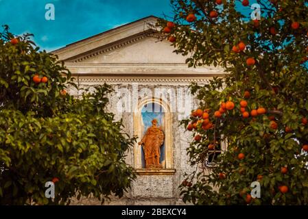Schönes Museum mit einer Statue des mythologischen gottes, umgeben von Orangenbäumen, in der antiken Agora, Athen, Griechenland Stockfoto