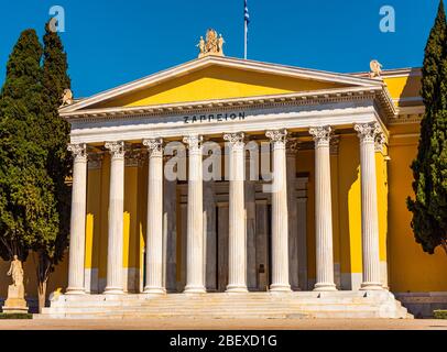 Blick auf die große Zappeion Halle im Nationalen Garten von Athen, Griechenland Stockfoto