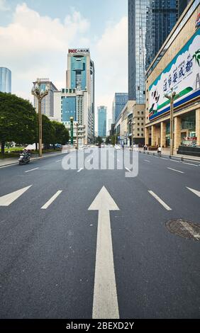 Chengdu, China - 29. September 2017: Richtungspfeil Straßenmarkierung auf einer Straße in der Innenstadt von Chengdu. Stockfoto