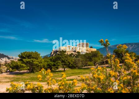 Unglaubliche Aussicht auf die griechische Akropolis im Frühling, aufgenommen vom archäologischen Park in Athen, Griechenland Stockfoto