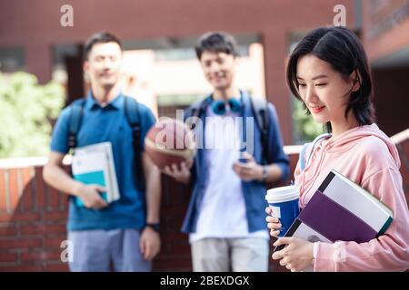 Erste Klasse von Studenten auf dem Campus Stockfoto