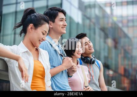 Outdoor glücklich Hochschulstudenten lehnen auf Spalte während stehend Stockfoto