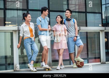 Outdoor glücklich Hochschulstudenten lehnen auf Spalte während stehend Stockfoto