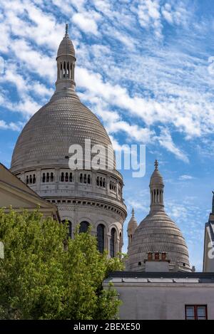 Ein Nahaufnahme Blick auf die Basilika Sacre Coeur in Montmartre an einem sonnigen Sommertag mit klarem blauen Himmel. Paris, Frankreich Stockfoto