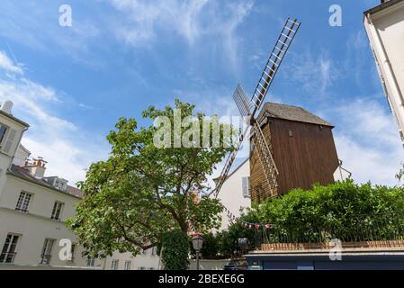 Paris, Frankreich - August 2019. Blick auf das berühmte Moulin de la Galette in der Nähe der Basilika Sacre Coeur in Montmartre an einem sonnigen Sommertag. Stockfoto