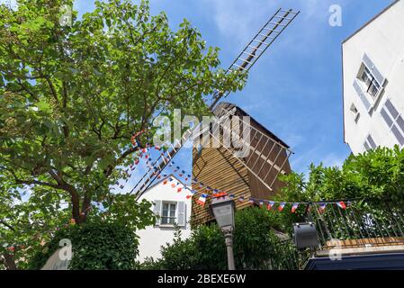 Paris, Frankreich - August 2019. Blick auf das berühmte Moulin de la Galette in der Nähe der Basilika Sacre Coeur in Montmartre an einem sonnigen Sommertag. Stockfoto