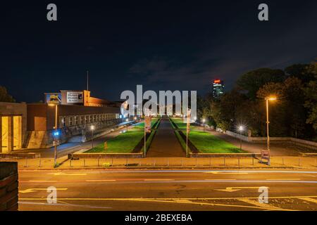 Düsseldorf - Ansicht von der Konzerthalle, welche Formen der visuellen Achse auf die ehrenamtlichen Court, einen Expressionistischen Bau und Garten Ensemble aus den zwanziger Jahren, Stockfoto