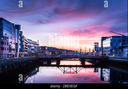 Cork City, Cork, Irland. April 2020. Ein ruhiger Morgen vor Sonnenaufgang mit Blick auf den Fluss hinunter zur Clontarf Bridge in Cork, Irland. - Credit; David Creedon / Alamy Live News Stockfoto