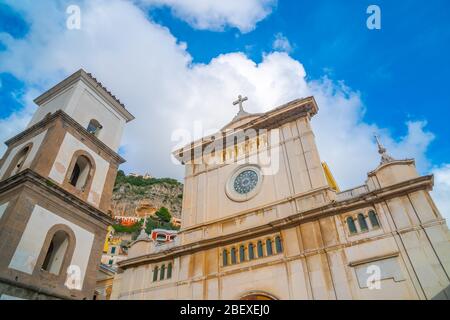 Die Kirche Santa Maria Assunta in Positano Stockfoto