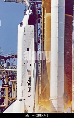 Challenger Explosion - - - Blick auf den Start der Raumfaehre Challenger auf der Mission STS-51 L. Eine Wolke von grau-braunen Rauch kann sich auf der rechten Seite des Solid Rocket Booster auf einer Linie direkt gegenüber von den Buchstaben "U" in den Vereinigten Staaten gesehen werden. Dies war das erste sichtbare Zeichen, dass einem SRB-Verletzung aufgetreten sind. Stockfoto