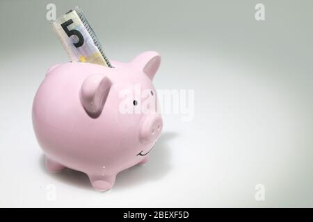 Fünf Euro-Note in einem Sparschwein Stockfoto