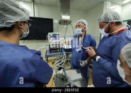 Bogota, Kolumbien. April 2020. Mitarbeiter testen ein ökonomisches Atemschutzgerät, das von der Universität La Sabana am Institut für Medizinische Simulation in Bogota, Kolumbien, 15. April 2020 entwickelt wurde. Das neu entwickelte Gerät hat den letzten Test am Mittwoch vor seiner Massenproduktion bestanden, inmitten eines globalen Gedränge nach den medizinischen Geräten, die zur Behandlung von Opfern der COVID-19-Pandemie erforderlich sind, so die kolumbianischen Behörden. Kredit: Jhon Paz/Xinhua/Alamy Live News Stockfoto