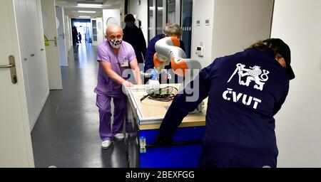 Krankenhaus Na Bulovce, Prag. März 2020. Tschechische Technische Universität Prag - Tschechische Institut für Informatik, Robotik und Kybernetik installieren Roboter "Pipetak" (Pipette), um 400 Menschen pro Tag auf das Coronavirus im Krankenhaus Na Bulovce, Prag, Tschechische Republik, 31. März 2020 zu testen. Quelle: CIIRC/Roman Sejkot/CTK Photo/Alamy Live News Stockfoto