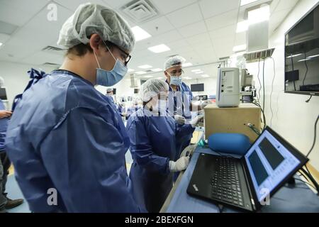 Bogota, Kolumbien. April 2020. Mitarbeiter testen ein ökonomisches Atemschutzgerät, das von der Universität La Sabana am Institut für Medizinische Simulation in Bogota, Kolumbien, 15. April 2020 entwickelt wurde. Das neu entwickelte Gerät hat den letzten Test am Mittwoch vor seiner Massenproduktion bestanden, inmitten eines globalen Gedränge nach den medizinischen Geräten, die zur Behandlung von Opfern der COVID-19-Pandemie erforderlich sind, so die kolumbianischen Behörden. Kredit: Jhon Paz/Xinhua/Alamy Live News Stockfoto