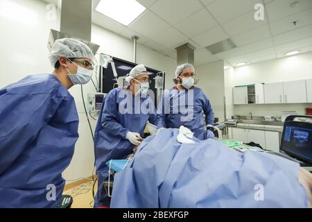 Bogota, Kolumbien. April 2020. Mitarbeiter testen ein ökonomisches Atemschutzgerät, das von der Universität La Sabana am Institut für Medizinische Simulation in Bogota, Kolumbien, 15. April 2020 entwickelt wurde. Das neu entwickelte Gerät hat den letzten Test am Mittwoch vor seiner Massenproduktion bestanden, inmitten eines globalen Gedränge nach den medizinischen Geräten, die zur Behandlung von Opfern der COVID-19-Pandemie erforderlich sind, so die kolumbianischen Behörden. Kredit: Jhon Paz/Xinhua/Alamy Live News Stockfoto