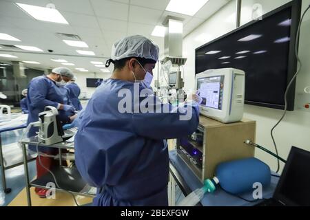 Bogota, Kolumbien. April 2020. Mitarbeiter testen ein ökonomisches Atemschutzgerät, das von der Universität La Sabana am Institut für Medizinische Simulation in Bogota, Kolumbien, 15. April 2020 entwickelt wurde. Das neu entwickelte Gerät hat den letzten Test am Mittwoch vor seiner Massenproduktion bestanden, inmitten eines globalen Gedränge nach den medizinischen Geräten, die zur Behandlung von Opfern der COVID-19-Pandemie erforderlich sind, so die kolumbianischen Behörden. Kredit: Jhon Paz/Xinhua/Alamy Live News Stockfoto