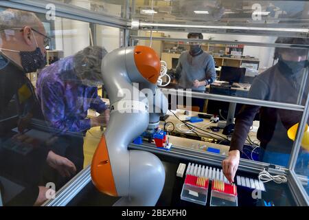 Krankenhaus Na Bulovce, Prag. März 2020. Tschechische Technische Universität Prag - Tschechische Institut für Informatik, Robotik und Kybernetik installieren Roboter "Pipetak" (Pipette), um 400 Menschen pro Tag auf das Coronavirus im Krankenhaus Na Bulovce, Prag, Tschechische Republik, 31. März 2020 zu testen. Quelle: CIIRC/Roman Sejkot/CTK Photo/Alamy Live News Stockfoto