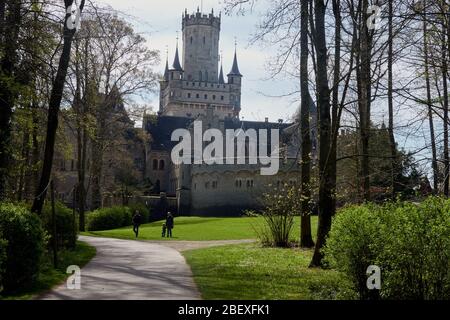 Nordstemmen, 15. April 2020: Blick auf den Park am Eingang des Schlosses Marienburg mit dem Schloss im Hintergrund Stockfoto