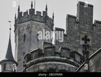 Nordstemmen, 15. April 2020: Nahaufnahme des zentralen Wehrturms der Marienburg Stockfoto