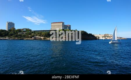 Marseille/Frankreich - 10.02.2019: Blick auf den Pharo-Palast vom MuCEM – Musée des civilisations de l'Europe et de la Méditerranée. Mittelmeer. Pal Stockfoto