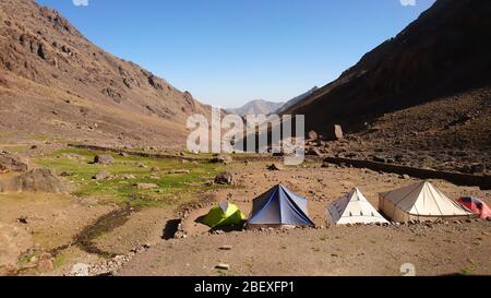 Imlil/Marokko - 09.30.2019: Zeltplatz vor der Hütte Toubkal Les mouflons, im Atlasgebirge Stockfoto