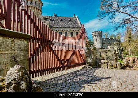 Nordstemmen, 15. April 2020: Geschlossenes Eingangstor auf Schloss Marienburg, um den Zugang während des Kontaktverbots der Corona-Krise zu verhindern Stockfoto