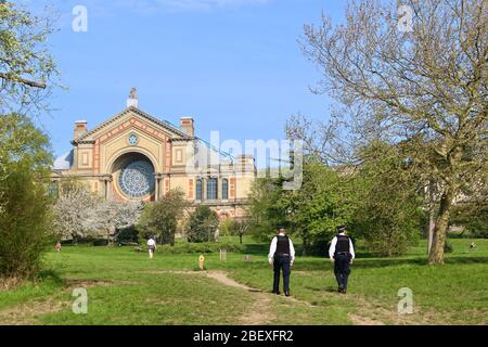 Polizeibeamte patrouillieren auf dem Gelände des alexandra Palastes während der Corona-Virus-Pandemie, um die Regeln der sozialen Distanzierung durchzusetzen 2020. april england großbritannien Stockfoto