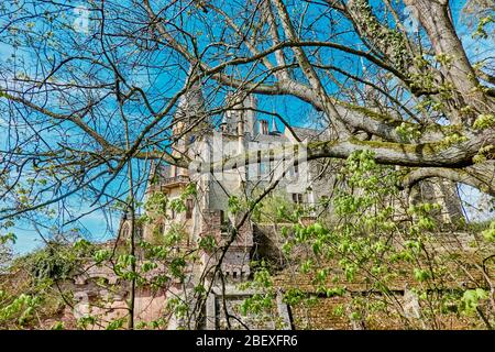 Nordstemmen, 15. April 2020: Schloss Marienburg hinter Ästen mit frischen jungen grünen Blättern Stockfoto