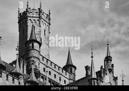 Nordstemmen, 15. April 2020: Zinnen und Hauptturm der Marienburger Burg, mit einem harten Kontrast schwarz-weiß entwickelt Stockfoto