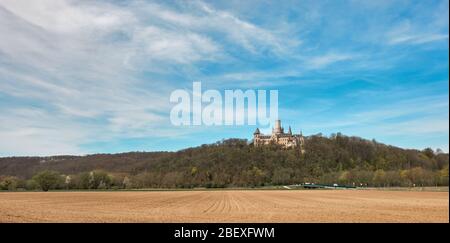 Nordstemmen, 15. April 2020: Schloss Marienburg hinter einem großen Feld vor der Leine Stockfoto