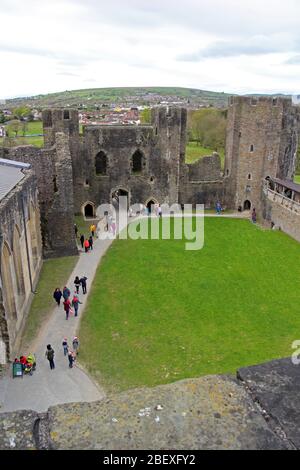 Caerphilly Castle und Besucher, die Wales besichtigen Stockfoto