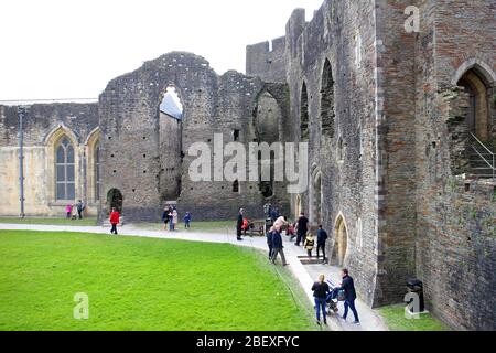 Caerphilly Castle und Besucher, die Wales besichtigen Stockfoto