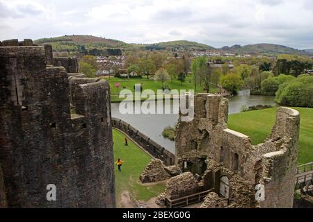 Caerphilly Castle und Besucher, die Wales besichtigen Stockfoto