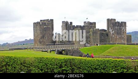 Caerphilly Castle und außerhalb des Geländes Wales Stockfoto