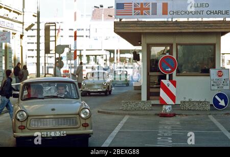 Ostdeutsche fahren ihre Fahrzeuge durch Checkpoint Charlie als Sie entspannt reisen Einschränkungen West Deutschland zu besuchen. Stockfoto