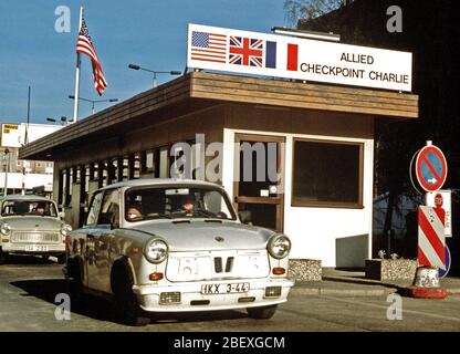 Ostdeutsche fahren ihre Fahrzeuge durch Checkpoint Charlie als Sie entspannt reisen Einschränkungen West Deutschland zu besuchen. Stockfoto
