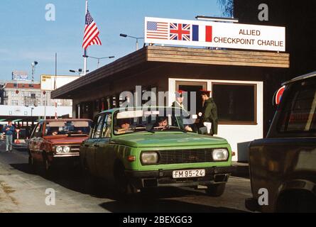 Ostdeutsche fahren ihre Fahrzeuge durch Checkpoint Charlie als Sie entspannt reisen Einschränkungen West Deutschland zu besuchen. Stockfoto